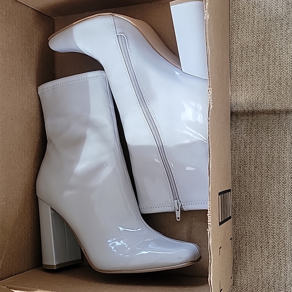 Steve Madden Lynden ankle boot. Zipper. Patent grey color. 0032 - Picture 7 of 8